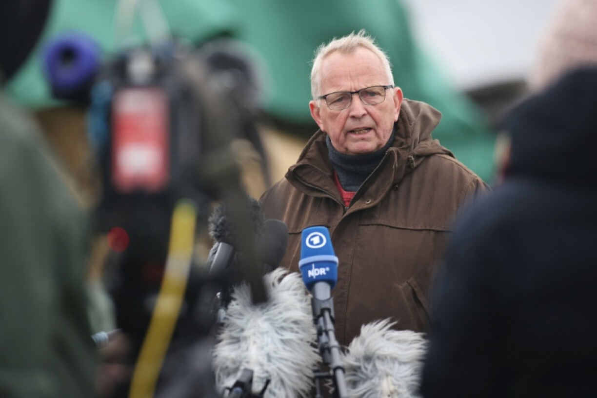 De däitsche Landesëmweltminister vu Mecklenburg-Vorpommern, den Till Backhaus (SPD) hat scho gewarnt, datt méiglecherweis net vill bei der Obduktioun erauskomme géif.
