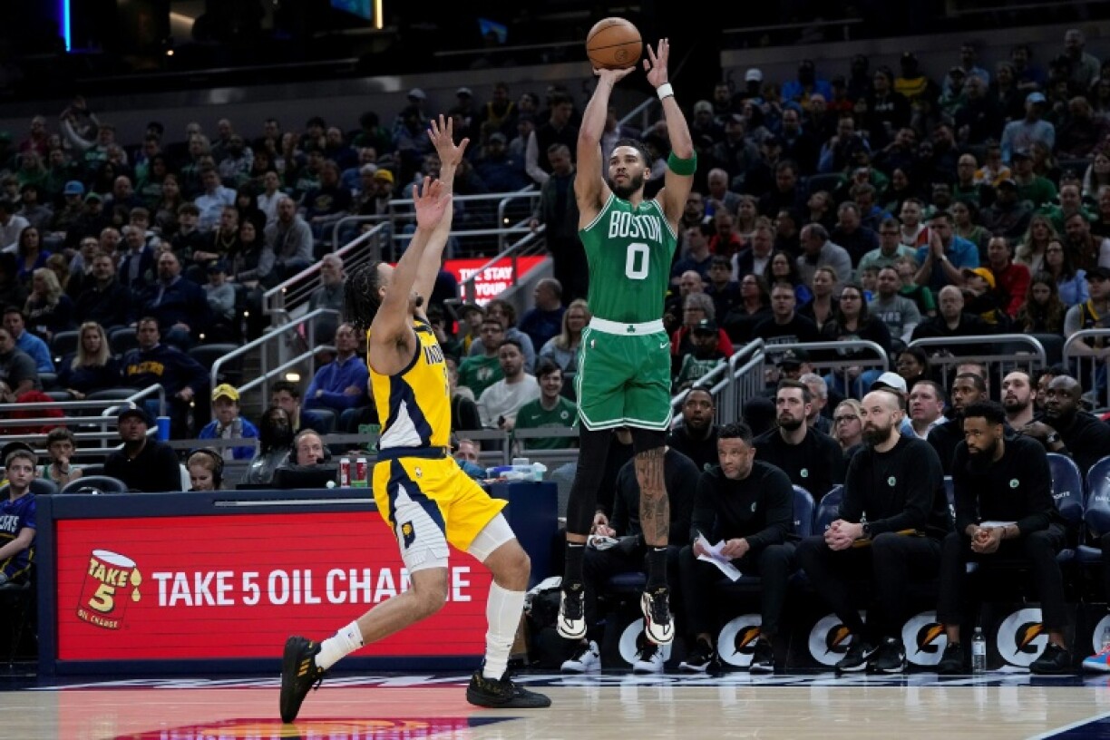 L'ailier des Boston Celtics, Jayson Tatum, au cours du match de NBA contre les Indiana Pacers le 23 février 2023 à Indianapolis