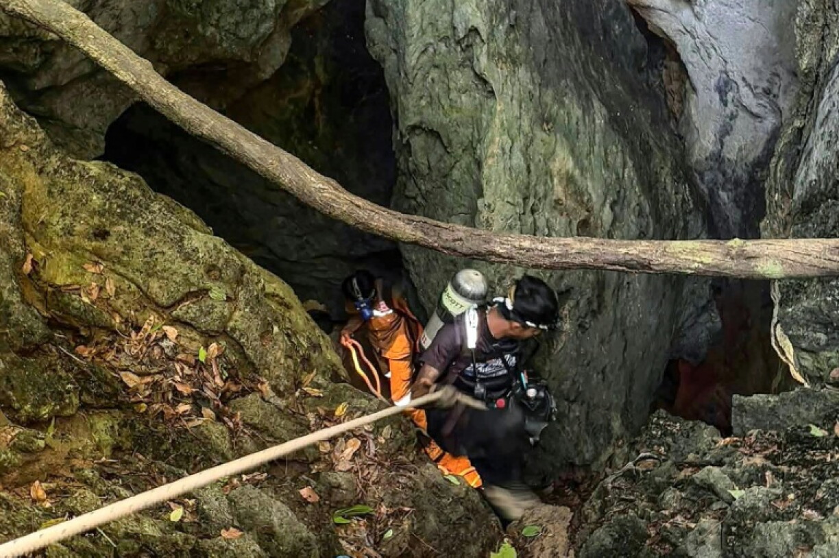 Nach einer Woche sind fünf in einer überschwemmten Höhle in Laos vermisste Goldsucher lebend gefunden worden. Nach zwei weiteren Vermissten wird laut Einsatzkräften noch gesucht.