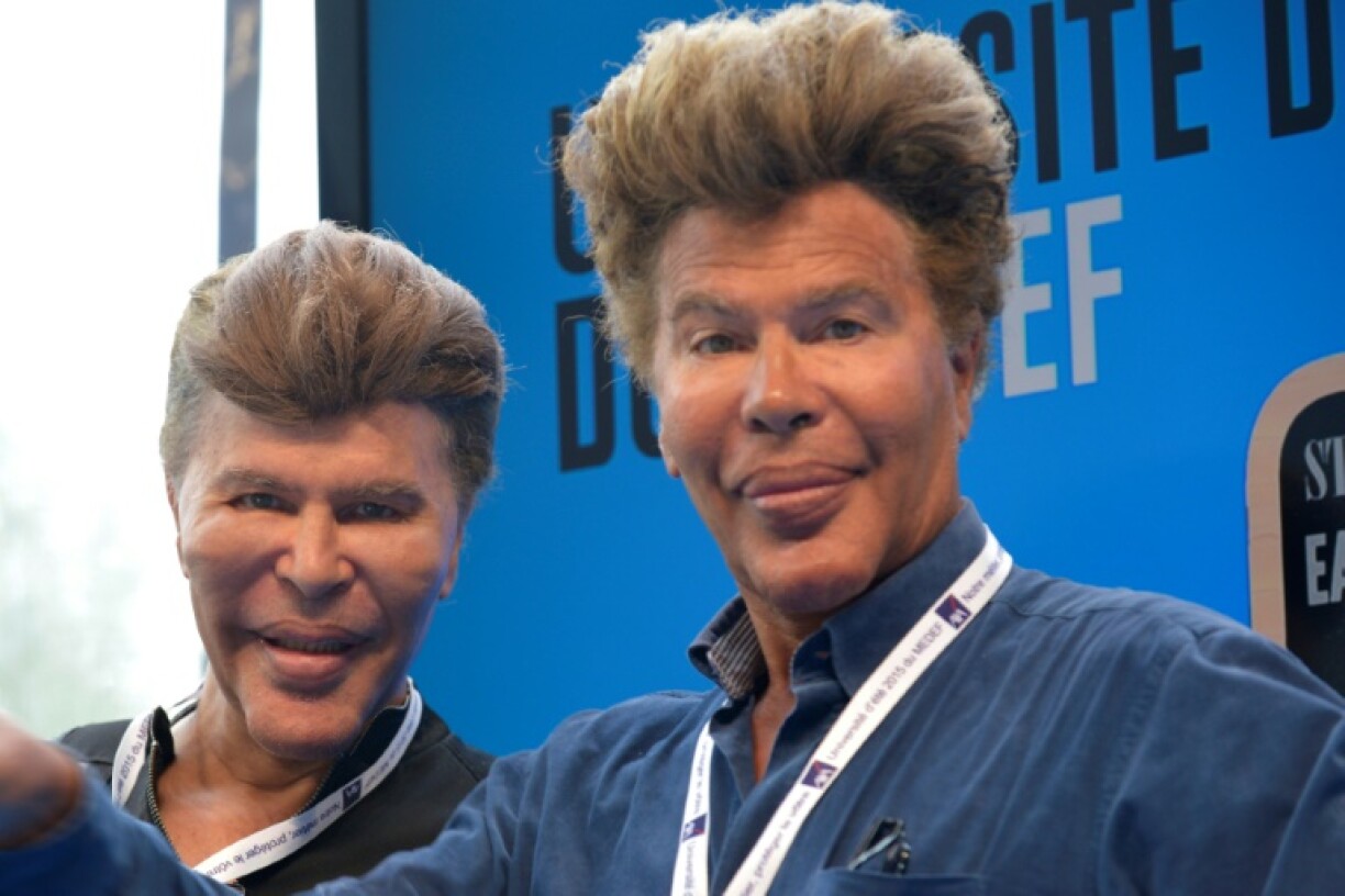 Déi franséich Botox-Zwillingen Igor an Grichka Bogdanoff am August 2015. De Grichka Bogdanoff ass 2021 verstuerwen.