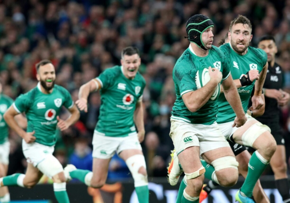 Le flanker irlandais Caelan Doris file marquer un essai face à la Nouvelle-Zélande, lors de leur test match de la tournée d'automne, le 13 novembre 2021 à l'Aviva Stadium à Dublin