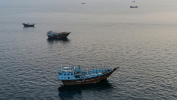Des bateaux ancrés au large de la péninsule de Musandam, au nord d'Oman, près du détroit d'Ormuz, le 27 juin 2026