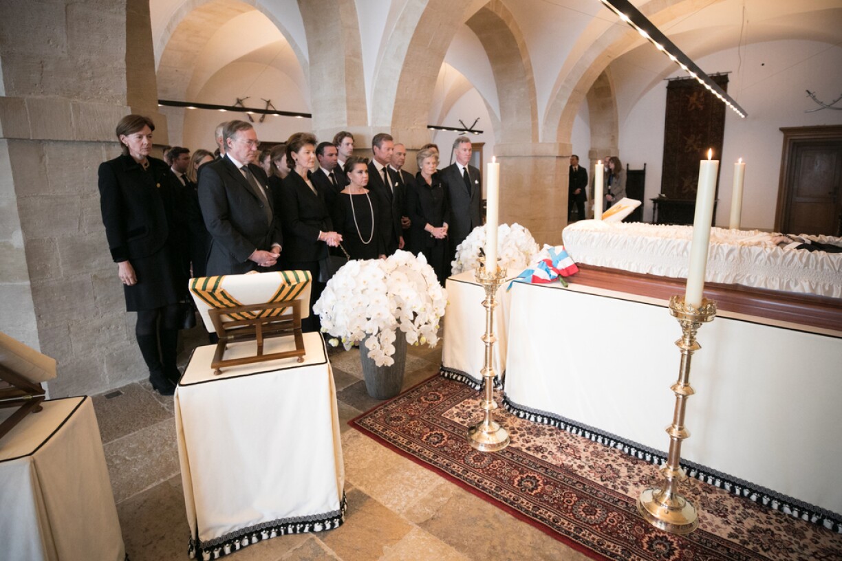Beim Seenen an der Chapelle ardente vum Palais. An der 1. Rei: de Grand-Duc an d'Grande-Duchesse zesumme mam Prënz Jean, der Prinzessin Margaretha, der Prinzessin Marie-Astrid an dem Prënz Guillaume. An der 2. Rei déi ierfgroussherzoglech Koppel ëmgi vun der Comtesse Diane de Guerre, dem Prënz Nikolaus de Liechtenstein, dem Archiduc Christian d’Autriche an der Prinzessin Sibilla. An der 3. Rei d'Enkelkanner vum Grand-Duc Jean.