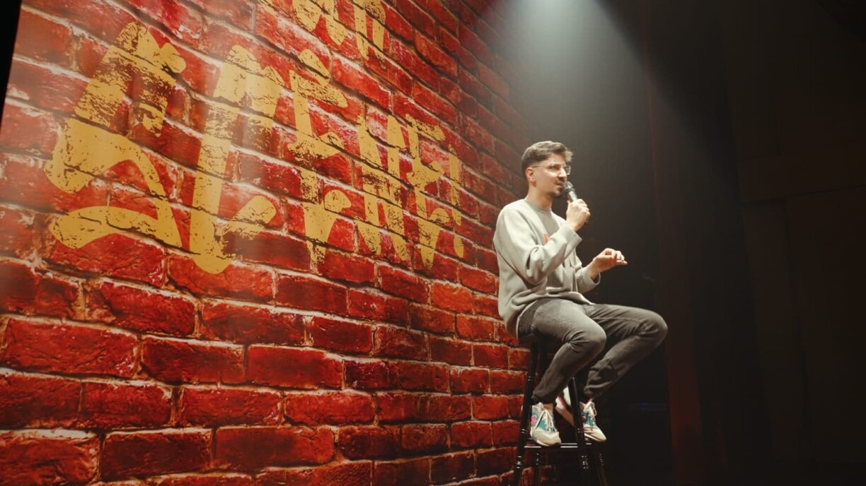 Daniel Moutinho sur scène, où il construit des ponts linguistiques grâce à l'humour.