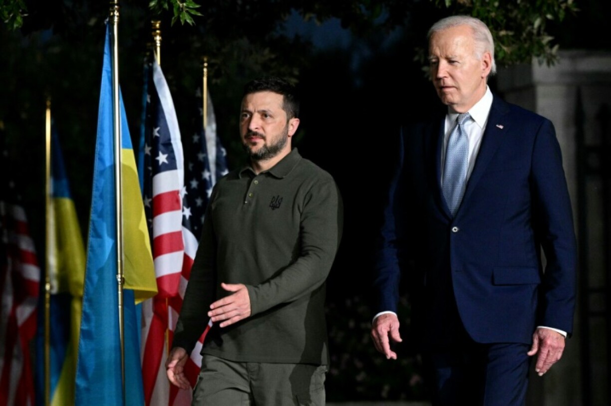 Le président ukrainien Volodymyr Zelensky (g) et son homologue américain Joe Biden, en marge du G7, le 13 juin 2024 à Savelletri, en Italie