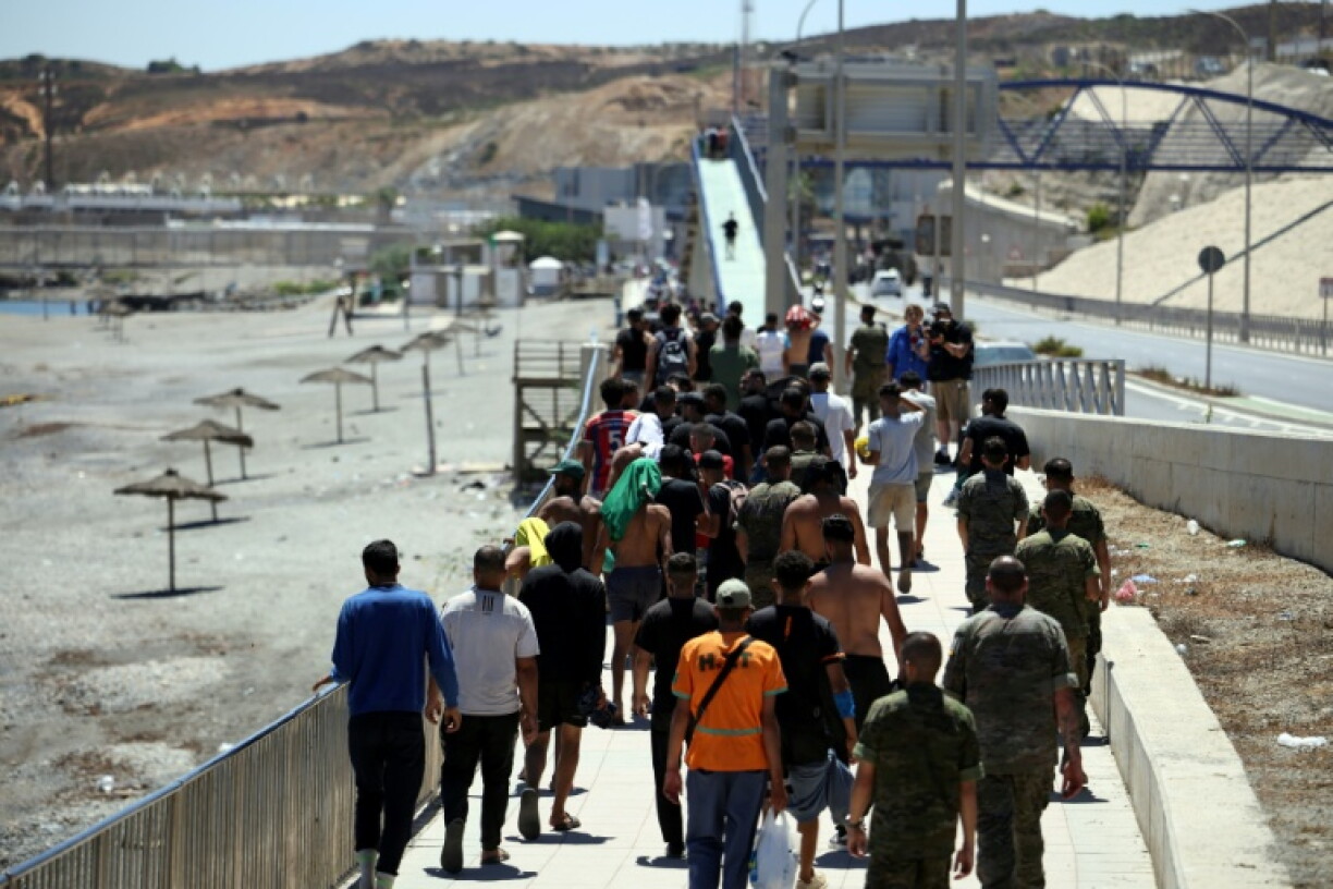 Marokko hat eine Verantwortung für die Massenankunft von Migranten in der spanischen Exklave Ceuta zurückgewiesen. Ein Regierungsvertreter bestritt, dass die marokkanischen Grenzkontrollen unzulänglich gewesen seien.