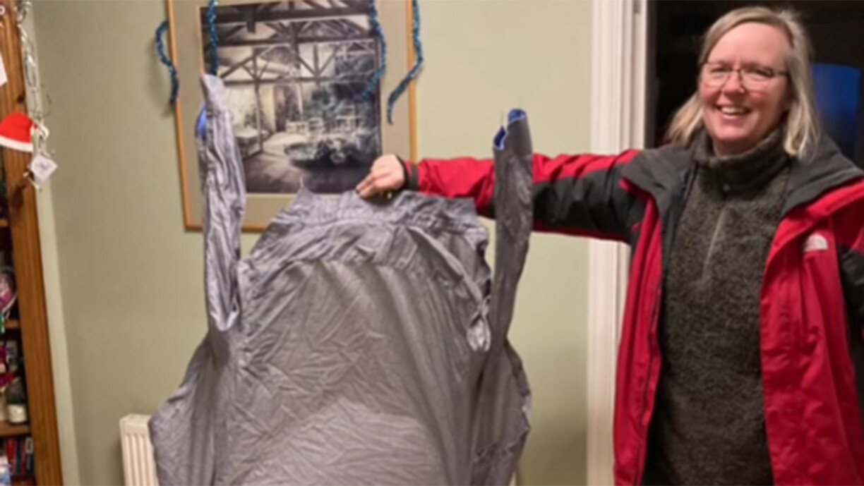 Une femme stupéfaite après avoir laissé son linge sécher à l'extérieur par des températures glaciales