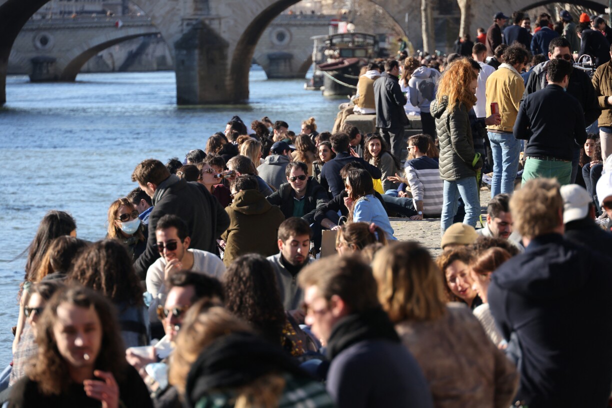 Parisians, out in their droves, gather along the River Seine that runs through the center of the capital Paris on February 27, 2021. A wall of scepticism on February 26, 2021 greeted a suggestion by Paris city hall for a three-week lockdown against the coronavirus to help restore normality in the French capital, with critics accusing Socialist mayor Anne Hidalgo of a PR stunt.