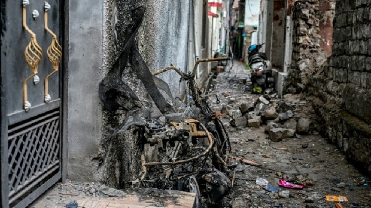 Un scooter calciné à l'endroit où les jumeaux Zian Khan et Urwa Fatima ont été tués par un obus pakistanais, le 9 mai 2025 à Poonch, dans le nord-ouest de l'Inde