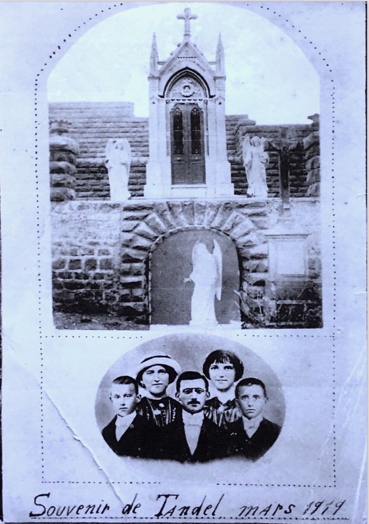 La famille Theis en 1919, en arrière-plan le caveau avec la chapelle à Tandel.