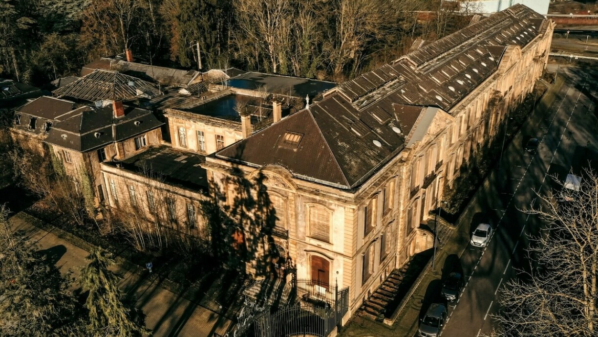 On distingue à gauche, le Bureau central et la verrière avec structure métallique.