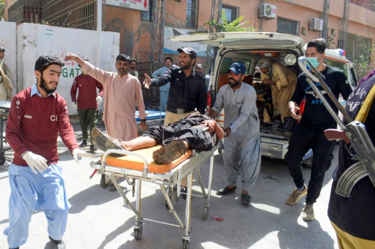 Des ambulanciers transportent à l'hôpital une victime après une explosion kamikaze à Quetta, le 29 septembre 2023 au Pakistan