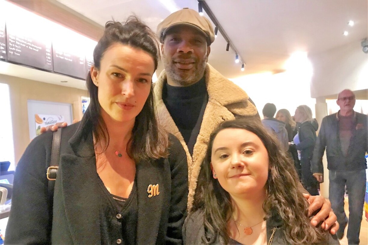 La réalisatrice Sarah Marx, le producteur Ekoué et la comédienne Lauréna Thellier.