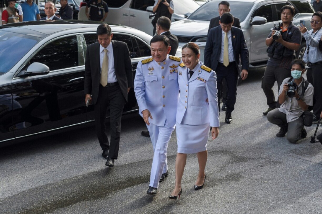 Paetongtarn Shinawatra, la nouvelle Première ministre de la Thaïlande arrive avec son l'ex-Premier ministre milliardaire controversé Thaksin, pour son investiture à Bangkok le 18 août 2024