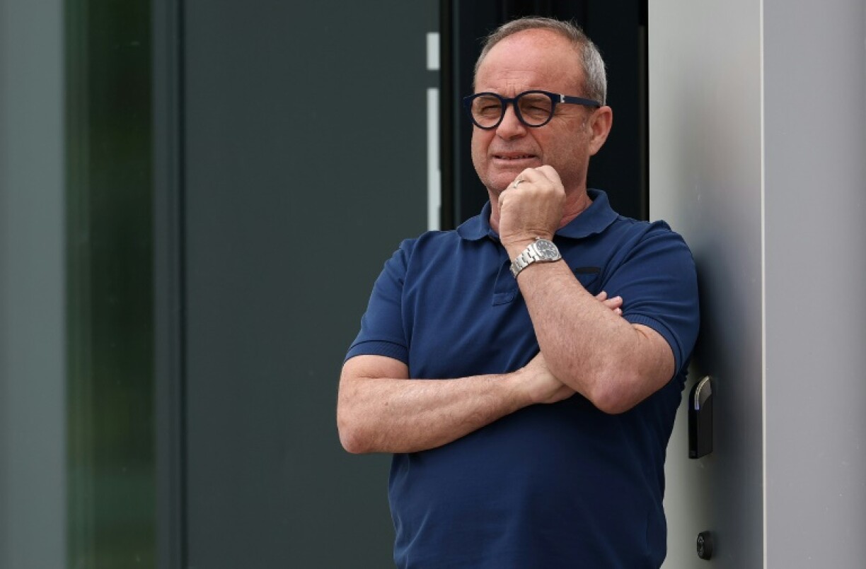 Luis Campos overlooks PSG training this week. He has signed a new contract to continue working with the club until 2030