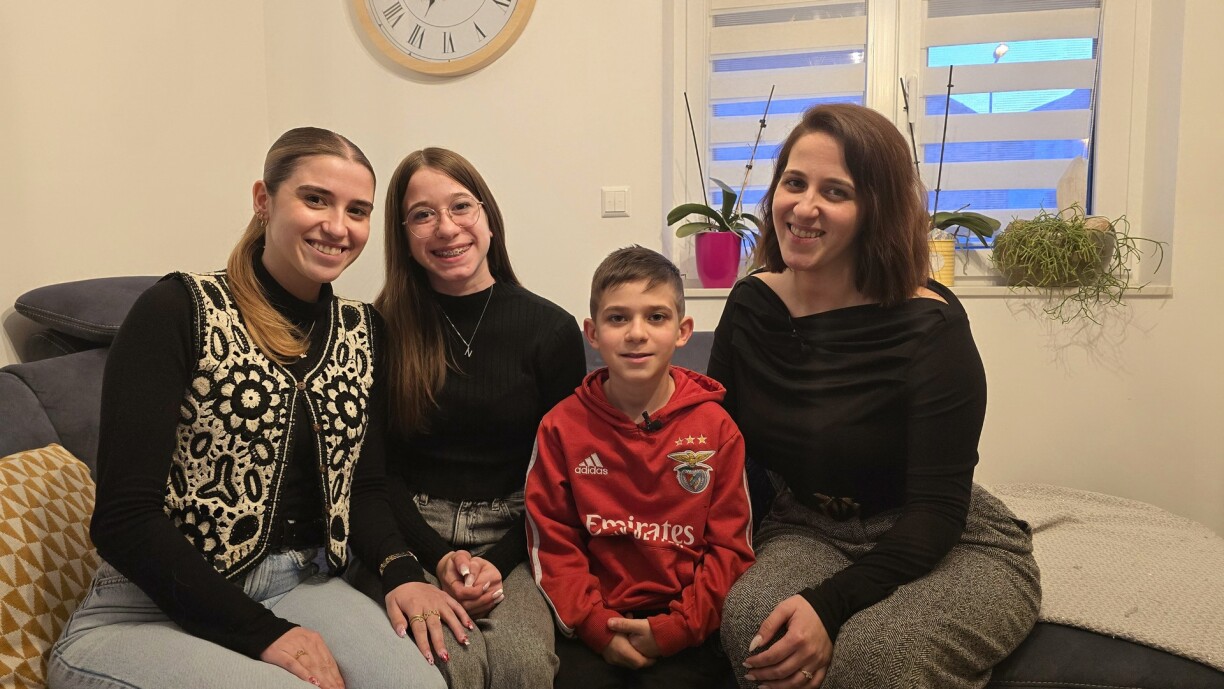 Isaac with his aunt Karin, his sister Naomi, and his mother Vanessa.