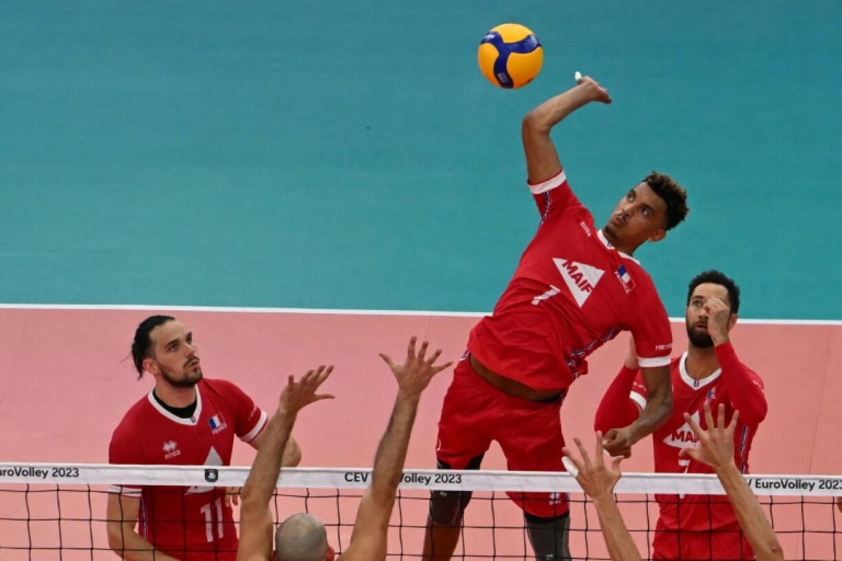 Le Français Barthelemy Chinenyeze (c) smashe contre l'Italie en demi-finale de l'Euro, le 14 septembre 2023 à Rome