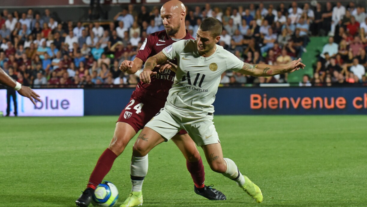 Le capitaine messin Renaud Cohade, à la lutte avec le Parisien Marco Verratti.