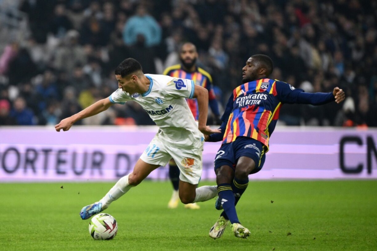 Le milieu de l'OM Amine Harit (g) à la lutte avec le Lyonnais Clinton Mata, le 6 décembre 2023 au stade Vélodrome