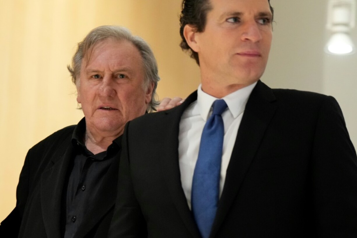 Gérard Depardieu, à gauche, et son avocat Jérémie Assous, à droite, le 26 mars 2025, au tribunal judiciaire de Paris