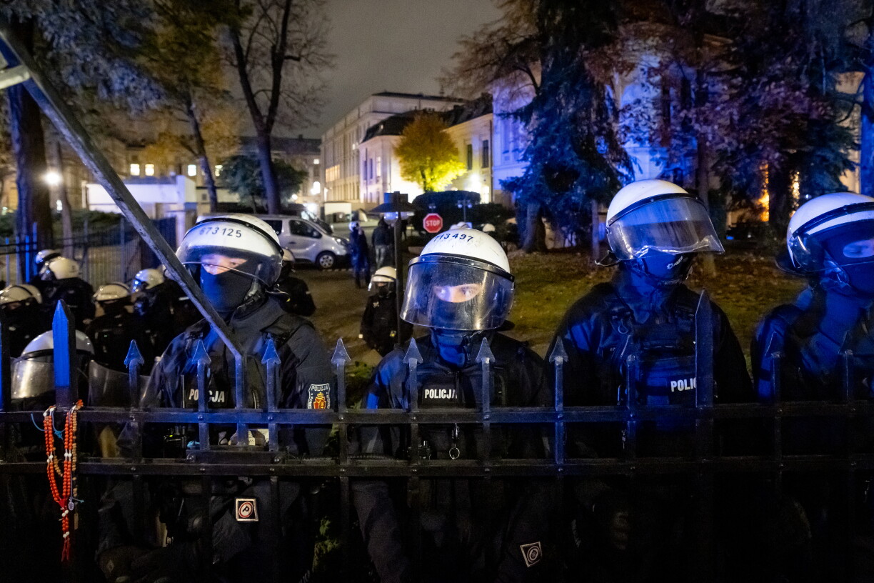 Poliziste virum Sëtz vum polnesche Verfassungsgeriicht zu Warschau.