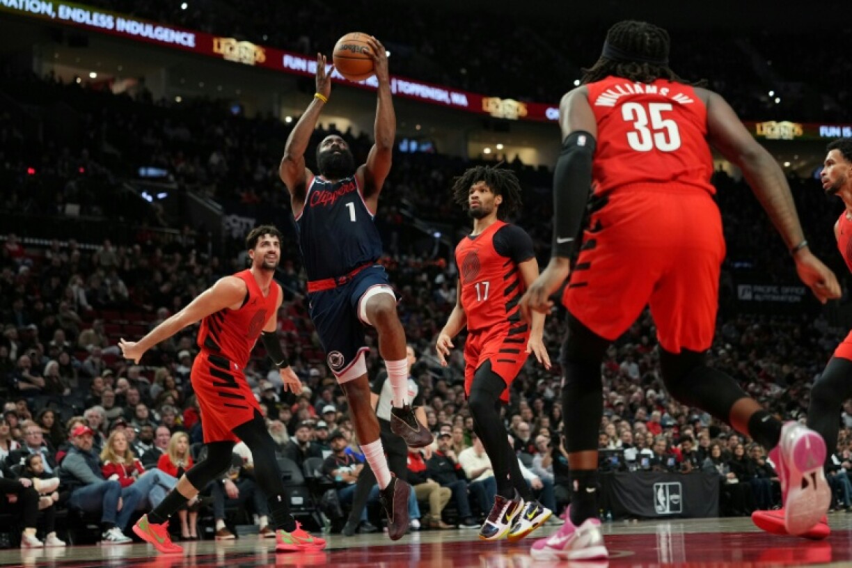 James Harden, des Los Angeles Clippers, attaque le panier contre Portland en NBA le 26 décembre 2025 à Portland
