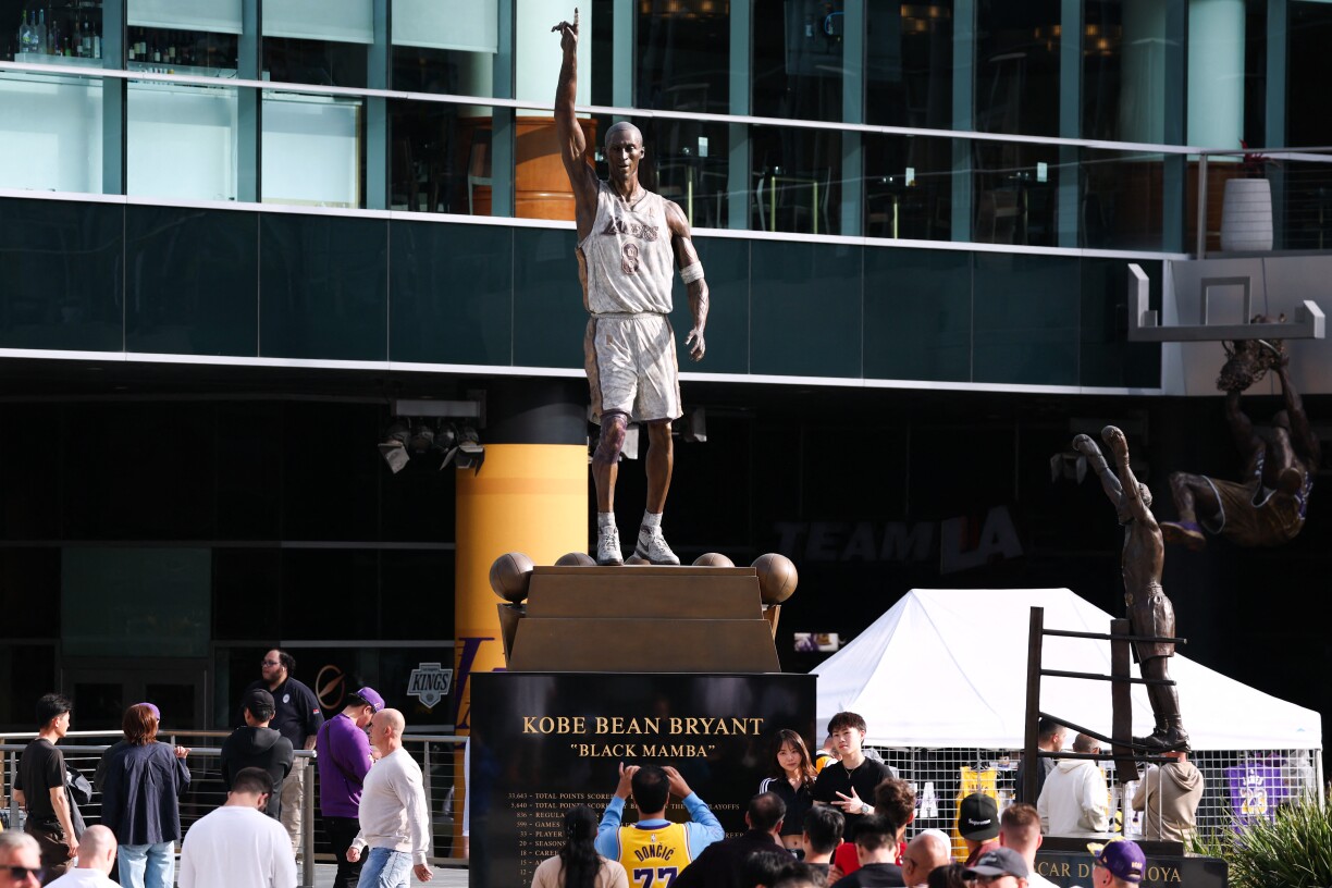 Kobe-Statu zu L.A.