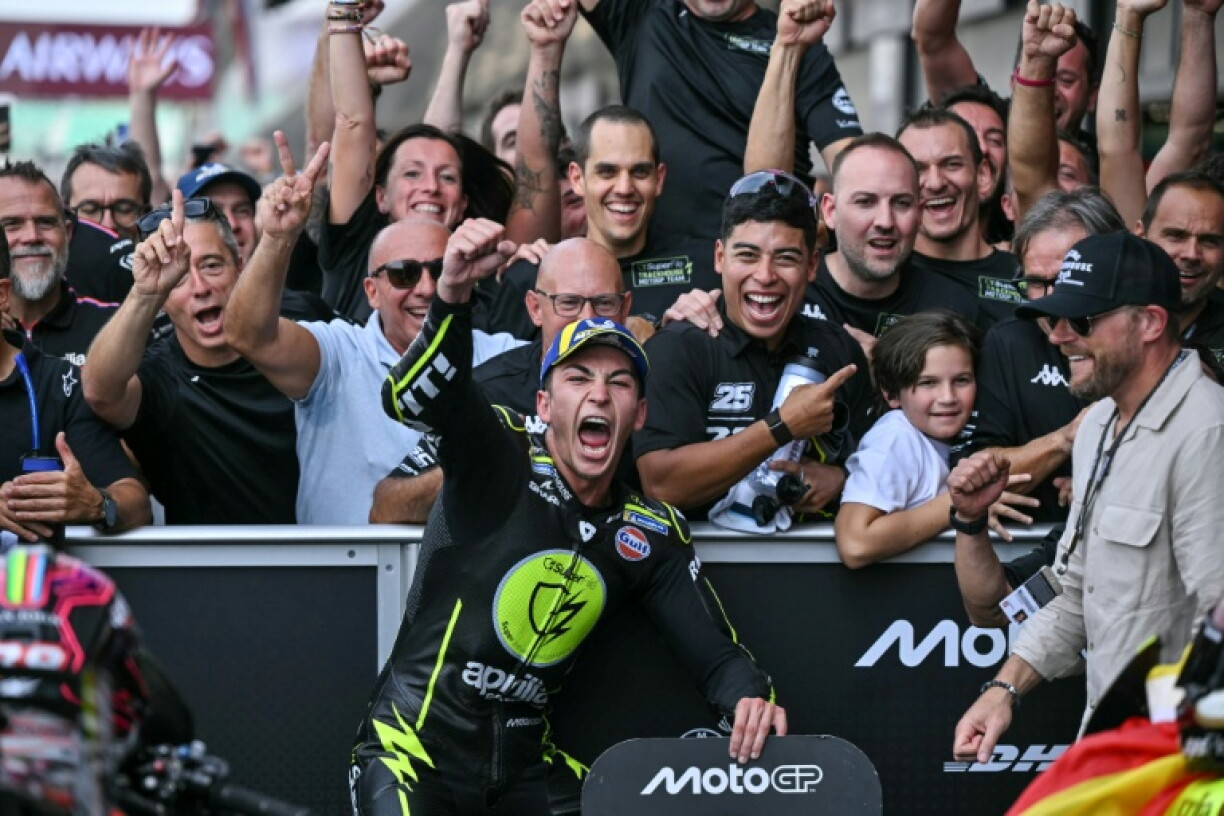 Raul Fernandez (Aprilia Trackhouse) célèbre avec son team sa victoire au GP de Grande-Bretagne de MotoGP dimanche à Silverstone, en Angleterre.