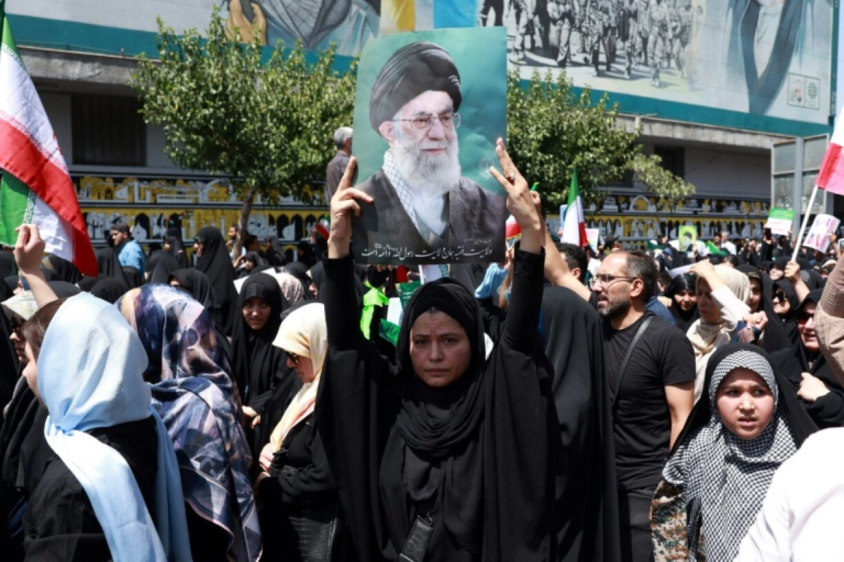 Une Iranienne brandit le portrait du Guide suprême, l'ayatollah Ali Khamenei, pendant une manifestation anti-israélienne à Téhéran le 20 juin 2025
