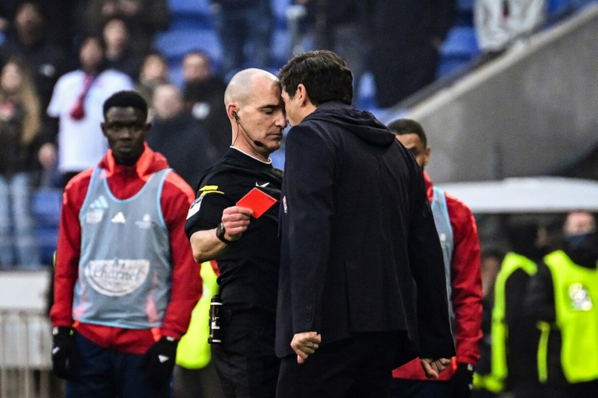 Lyon coach Paulo Fonseca pays the price after his head-to-head with the referee of Sunday's game