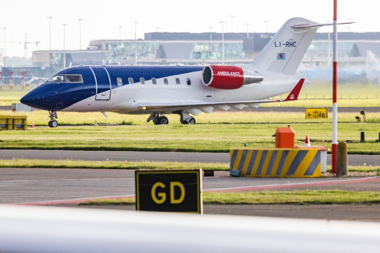 Un avion médical de type Bombardier Challenger 605 de Luxembourg Air Rescue (LAR), qui transportait vraisemblablement certains des passagers du paquebot MV Hondius soupçonnés d'être infectés par le hantavirus, à l'aéroport de Schiphol à Amsterdam, le 6 mai 2026.