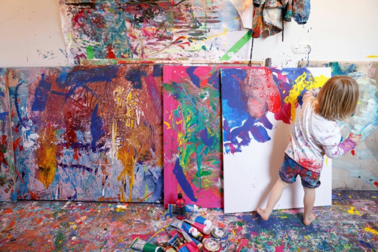 Laurent Schwarz, 3 ans, peint dans son atelier dans la maison de ses parents à Neubeuern, le 17 octobre 2024 dans le sud de l'Allemagne