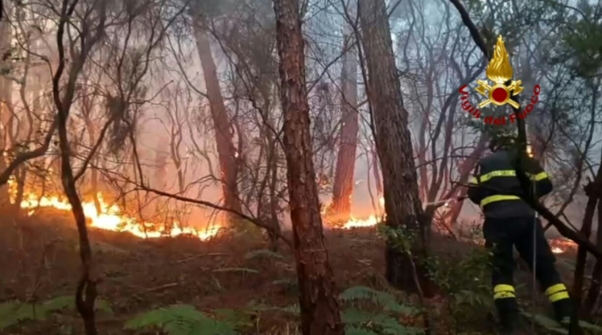 Photo prise et diffusée le 1er mai 2026 par les Vigili del Fuoco montrant des pompiers italiens tentant d'éteindre un incendie sur le mont Faeta, dans la région entre les provinces de Lucques et de Pise, en Toscane