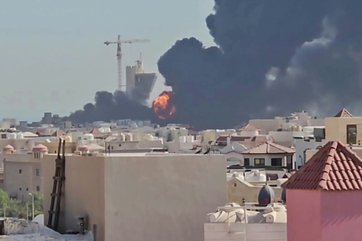Capture d'une vidéo indépendante publiée sur les réseaux sociaux le 18 juillet 2026 montrant de la fumée et des flammes à Mangaf, au Koweït