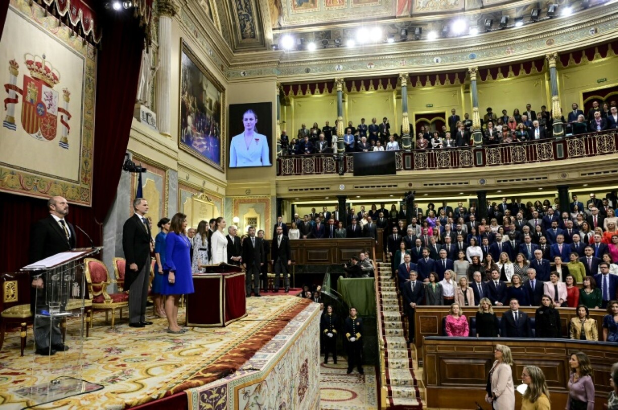 La princesse héritière espagnole Leonor (en blanc) jure fidélité à la Constitution devant le Parlement, le 31 octobre 2023 à Madrid