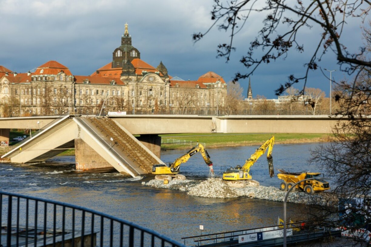 Clear up work at the partially collapsed Carola Bridge in Dresden, eastern Germany on December 17, 2024