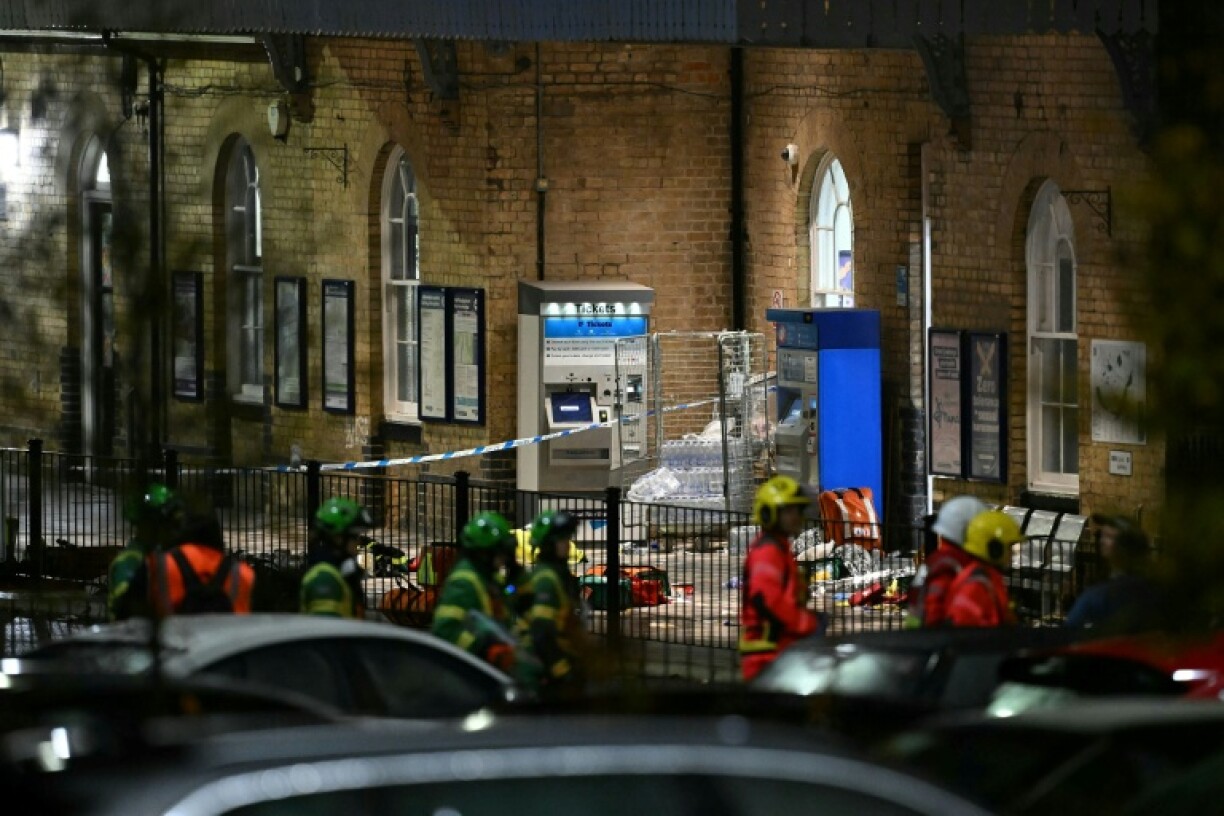 Policiers et secouristes devant la gare de Huntingdon, sur les lieux d'une attaque à l'arme blanche qui a fait au moins 10 blessés dont neuf graves dans un train en direction de Londres, dans l'est de l'Angleterre, le 1er novembre 2025.