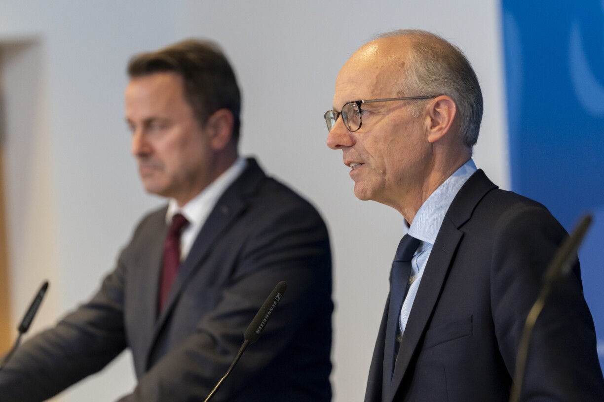 Le futur Premier ministre Luc Frieden (à droite) et le Premier ministre sortant, Xavier Bettel, pressenti au poste de ministre des Affaires étrangères à l'avenir.