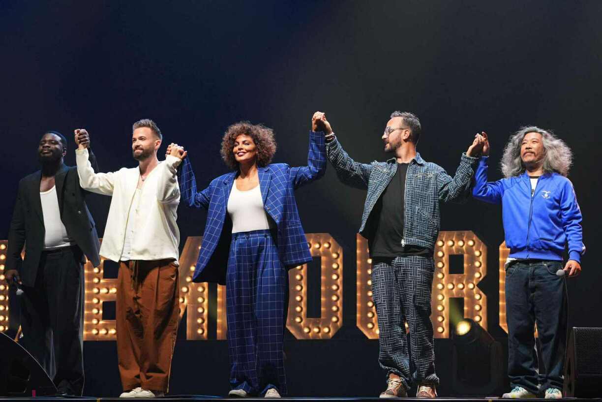 Les cinq humoristes sur scène pour remercier le public de la Rockhal le 15 juin 2025