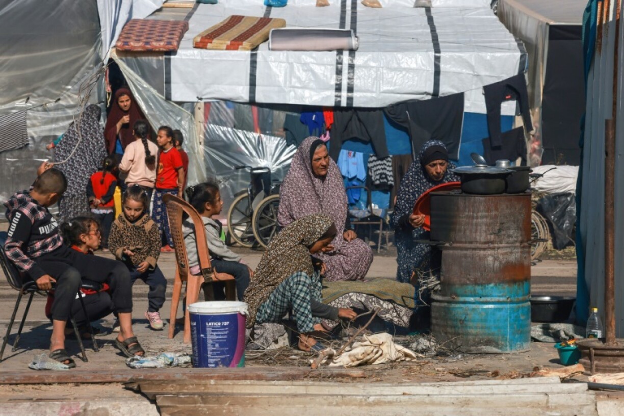 Des déplacés palestiniens cuisinent dans leur camp de fortune à Rafah, dans le sud de la bande de Gaza, le 24 décembre 2023