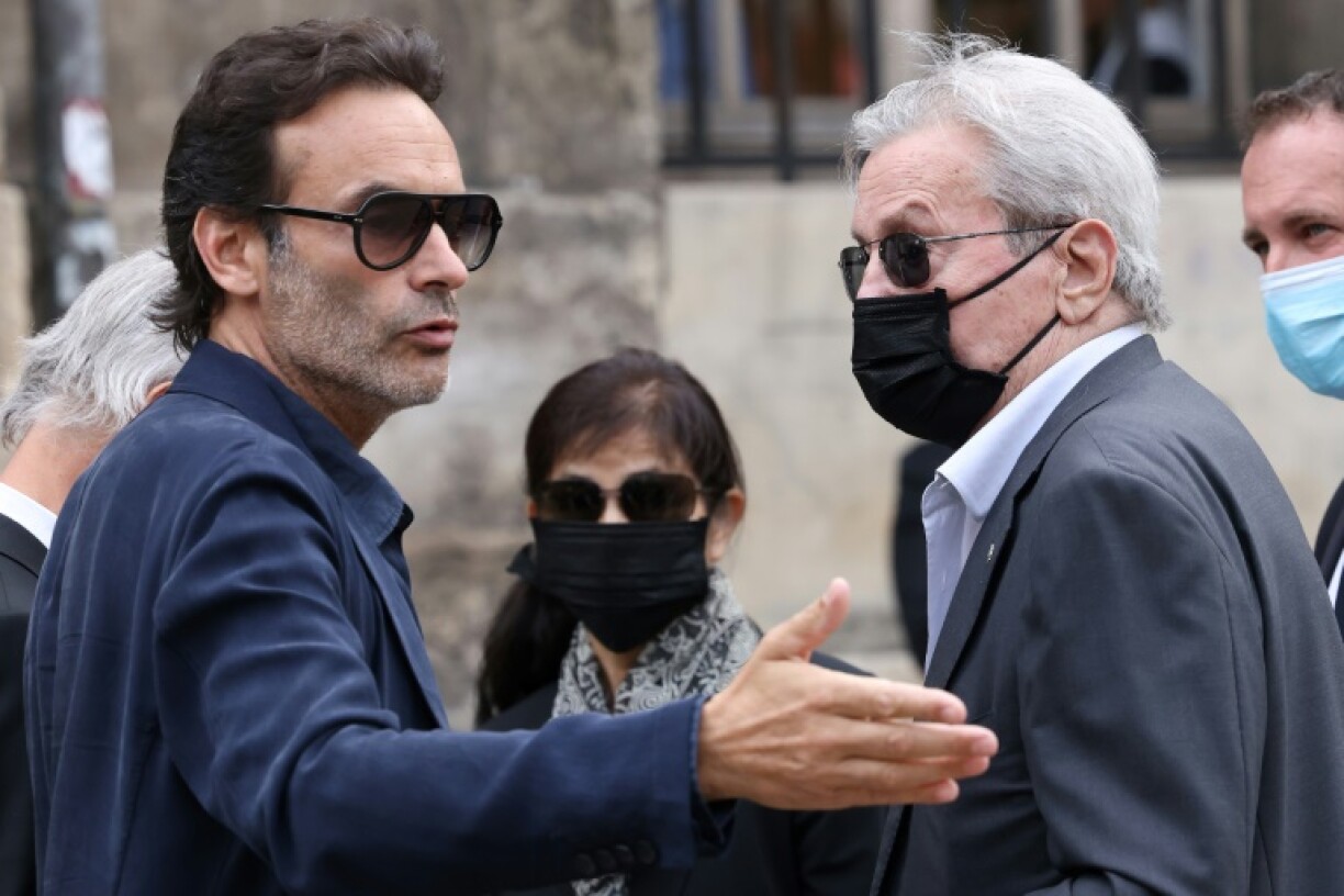 Alain Delon (D), son fils Anthony (G) en compagnie d'Hiromi Rollin (C) aux obsèques de Jean-Paul Belmondo le 10 septembre 2021 à Paris