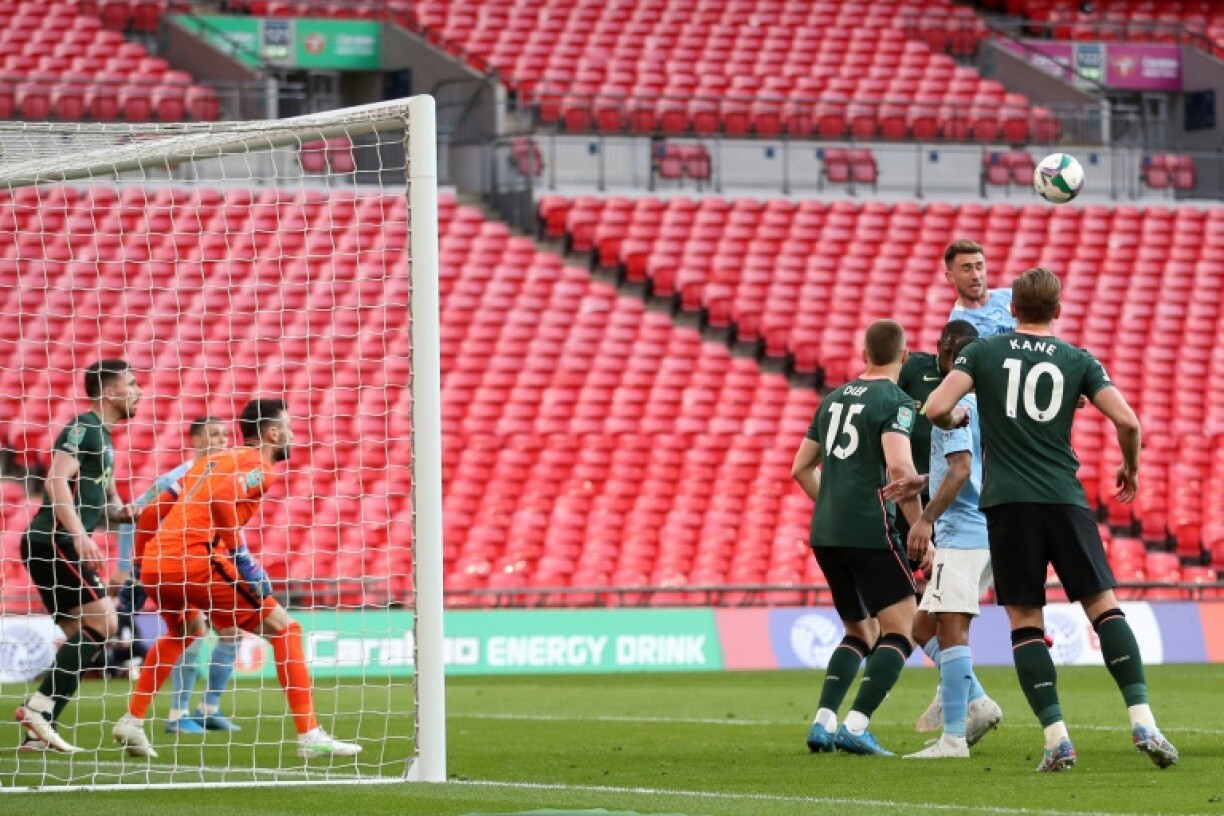 Le défenseur français de Manchester City, Aymeric Laporte, marque de la tête lors de la finale de la Coupe de la Ligue anglaise contre Tottenham, à Wembley, le 25 avril 2021