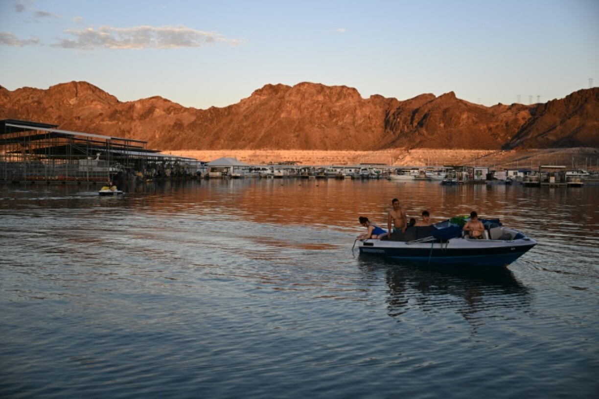 Des plaisanciers sur le lac Mead à Boulder City, dans le Nevada. Au loin, les strates claires montrent le recul du niveau du lac au fil des années