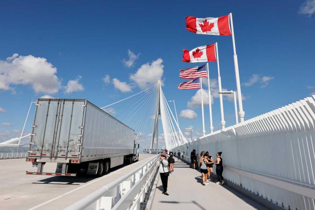 E Camion fiert iwwer d'"Howe International Bridge", déi dat kanadescht Windsor mam amerikaneschen Detroit verbënnt.