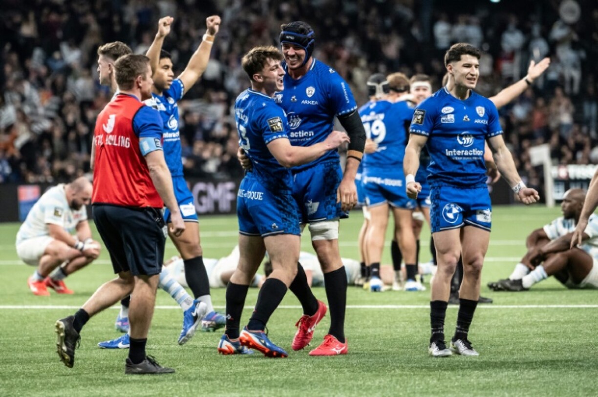 Vannes' players celebrate their win over Racing 92