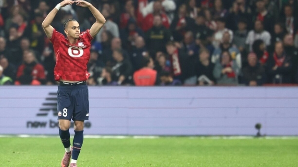 Le milieu français de Lille Ethan Mbappé contre le Paris SG en match de Ligue 1 le 5 octobre 2025 à Lille