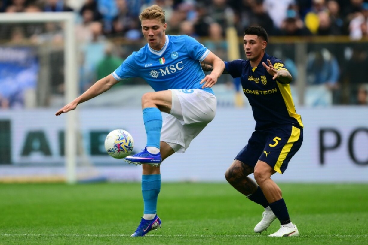 L'attaquant de Naples Rasmus Hojlund face au défenseur de Parme Lautaro Valenti lors de la 32e journée du Championnat d'Italie le 12 avril 2026 au stade Ennio-Tardini de Parme
