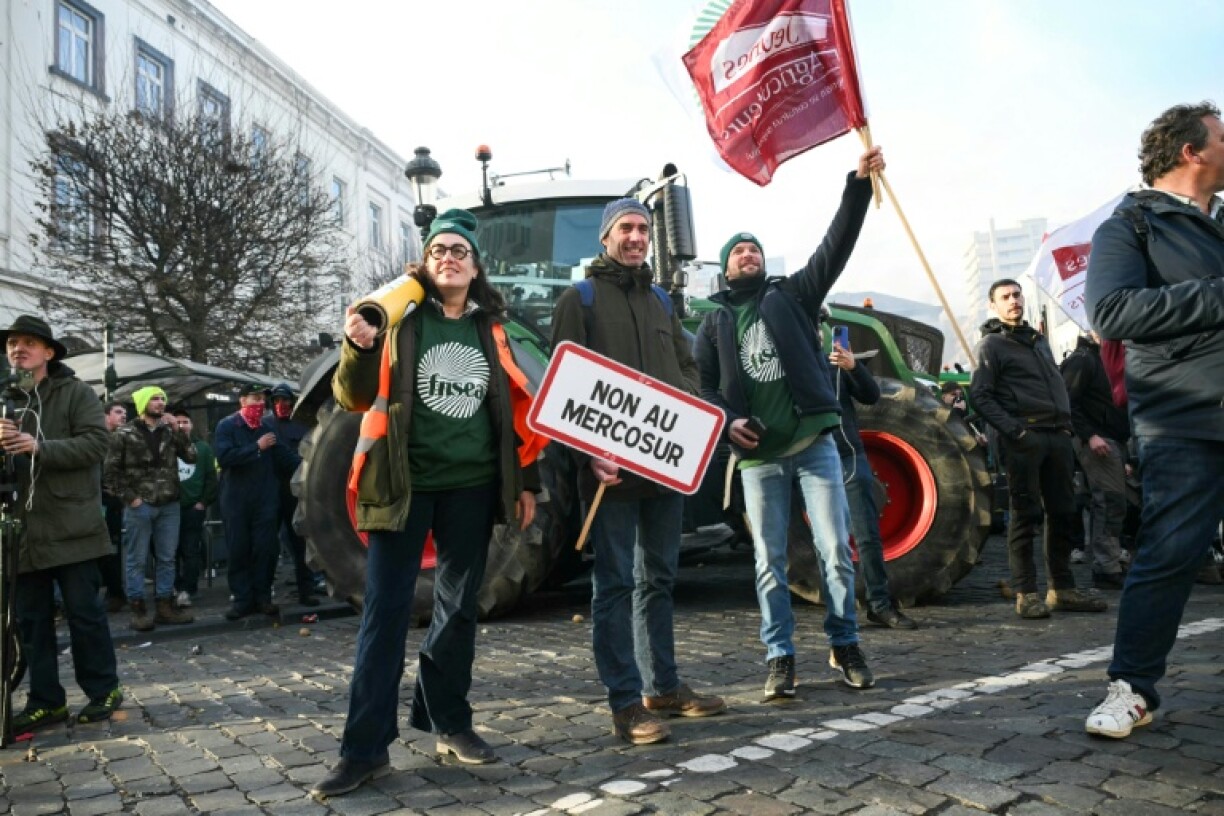 Des agriculteurs manifestent contre l'accord de l'UE avec des pays du Mercosur près du Parlement européen, à Bruxelles, le 18 décembre 2025