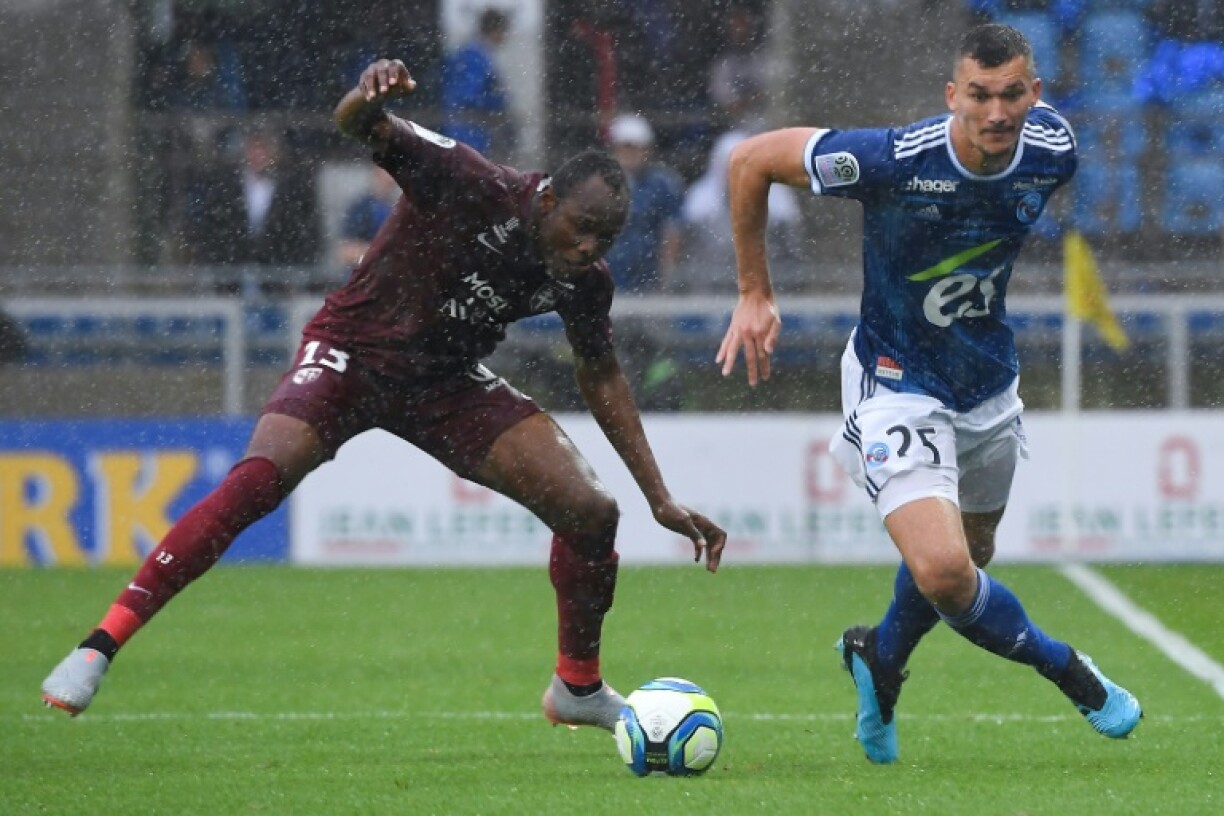 L'attaquant strasbourgeois Ludovic Ajorque (d) devant le défenseur messin Stoppila Sunzu, le 11 août 2019 à Strasbourg.