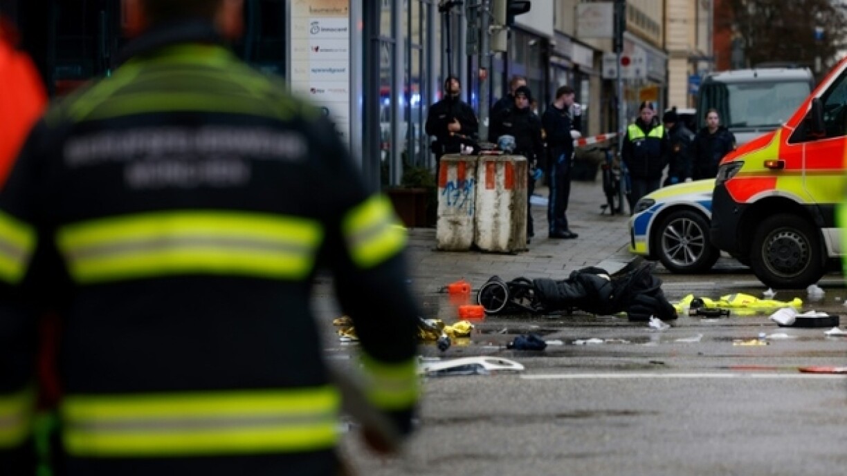 Des secouristes à l'oeuvre sur les lieux d'une attaque à la voiture-bélier contre une manifestation qui a fait 30 blessés, le 13 février 2025 à Munich.